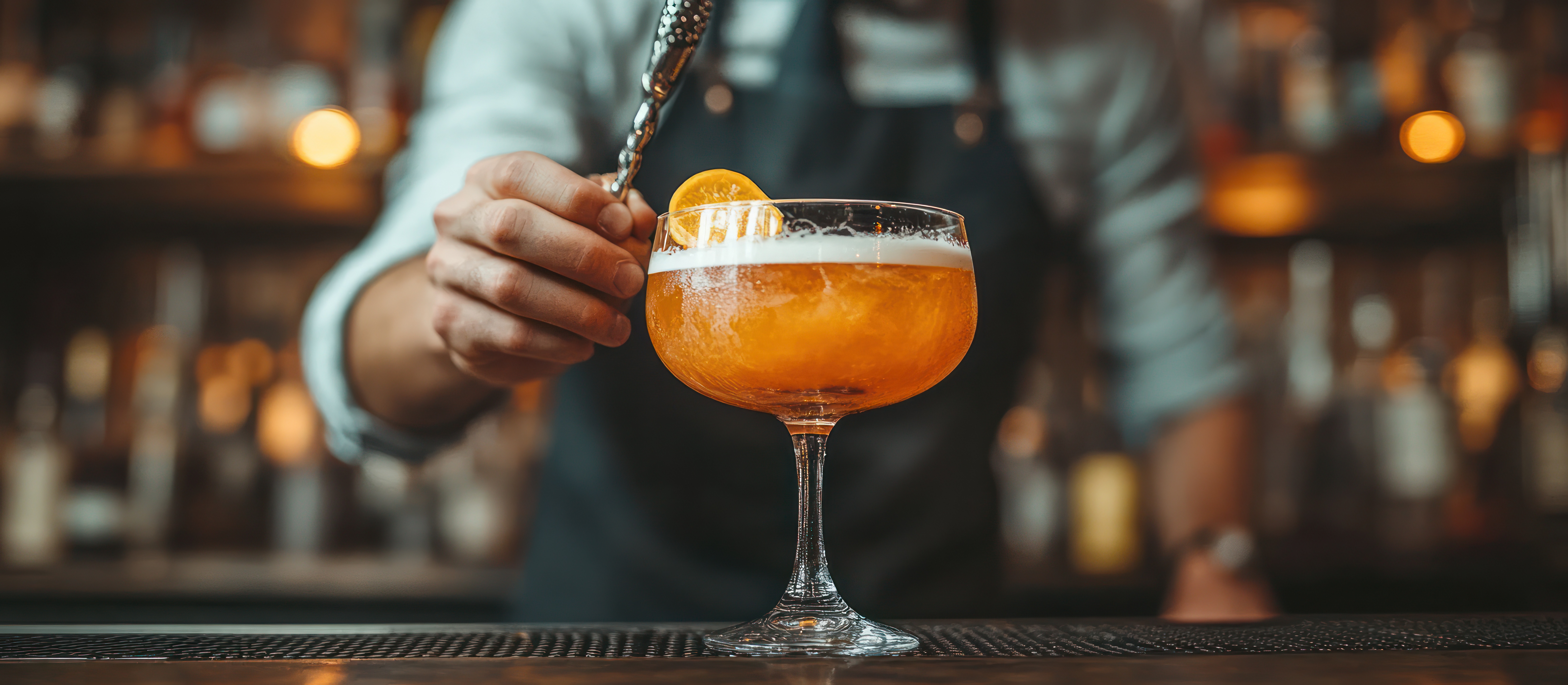 Bartender preparando cóctel naranja en Cocktails & Dreams, A Coruña